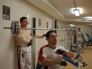 EPAULES 70 kg derriere la tete