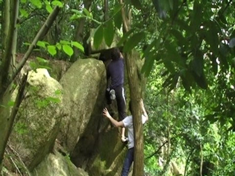 Escalade bloc à Fleuriais mai 2008