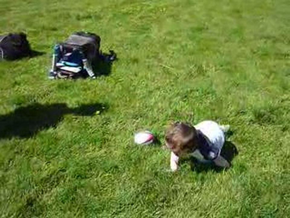 Matheo s'essaie au rugby