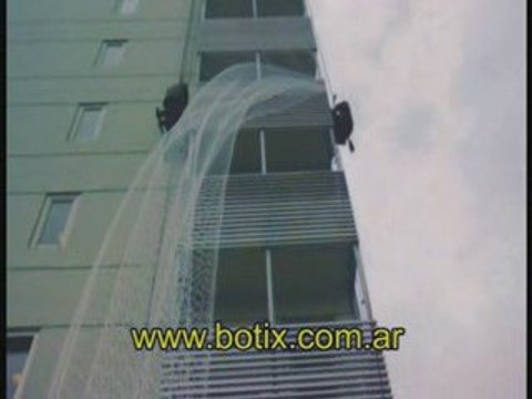 Ahuyentamiento de palomas y otras aves con red transparente de tanza de nylon / poliamida