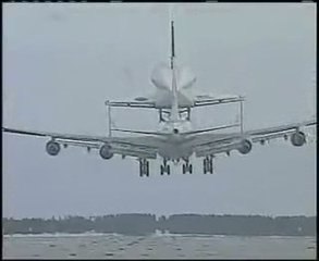 Atlantis rentre à Cap Canaveral sur le dos d'un Boeing 747