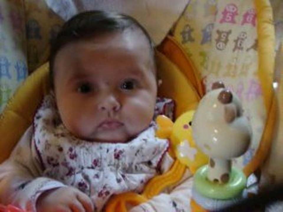 Angèle toute silencieuse devant la machine