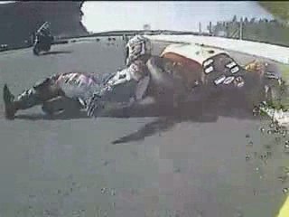 Crash moto: Heureusement que le poursuivant a de bon freins.