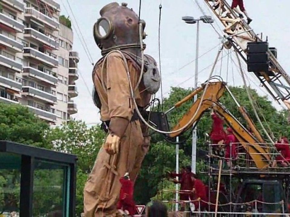 Royal de Luxe - Il avance vite !
