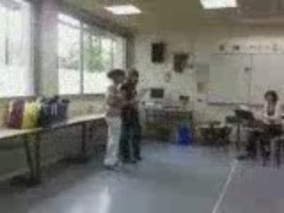 Moii et audrey a la porte ouverte