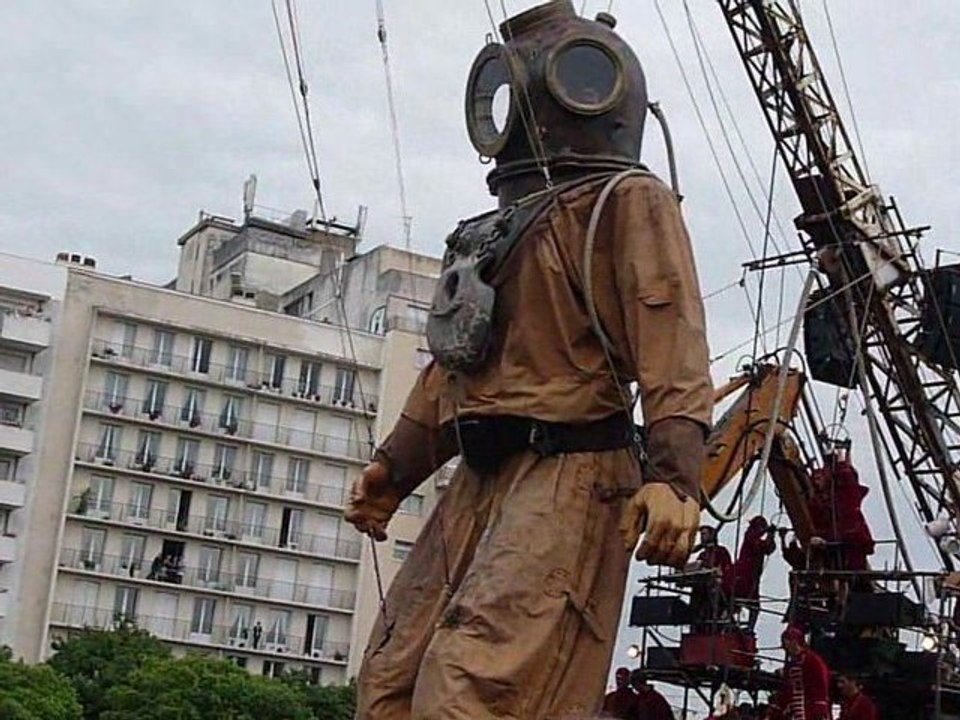 Royal de Luxe - Le géant avance dans la foule