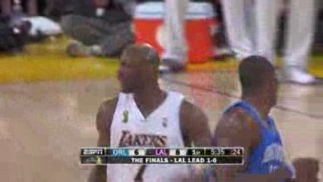 Pau Gasol with a wonderful pass to Lamar Odom during the fir