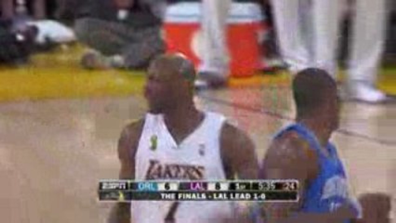 Pau Gasol with a wonderful pass to Lamar Odom during the fir