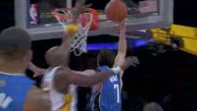 Lamar Odom blocks J.J. Redick attempt during the second quar
