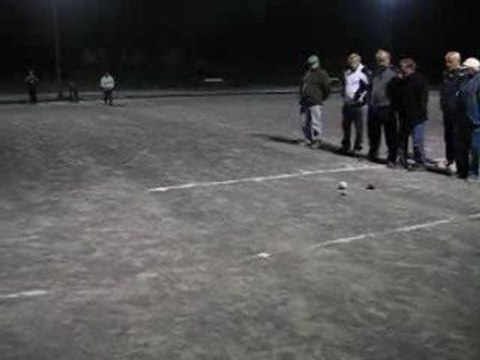 boules en bois en nocturne