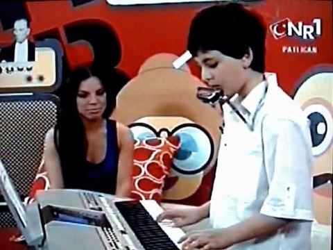 Nr1 Number one Tv Patlıcan Programı Genç Küçük Müzisyen Çocuk Güneş TV canlı yayında.12 yaşında 22 Müzik Enstrüman çalan ustası Küçük Harika Çocuk Minik Konuk SANATÇI OLARAK katıldı. Mızıka Klavye org çaldı. Cennet Vokal seslendirdi. GGYY