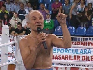 64 Yaşındaki Efsane Boksör Cemal Kamacı Ringe Çıktı