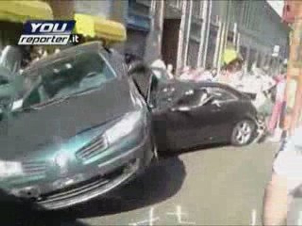 Saltano i freni e si schianta contro 4 auto