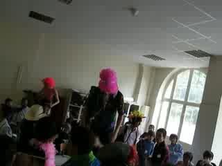 Chez les sixièmes : en classe.