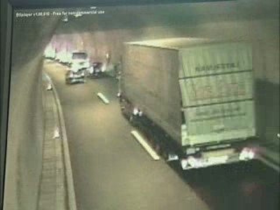 Camion falcia in galleria