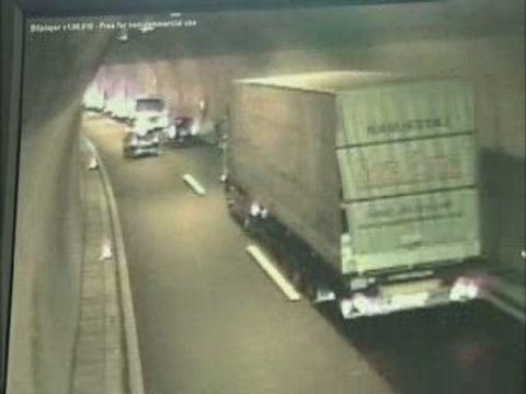 Camion falcia in galleria