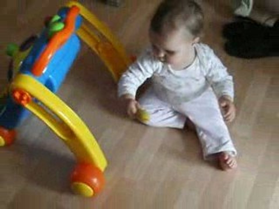 Mélody marche avec le trotteur pousseur