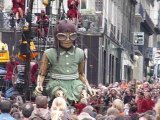 Royal de Luxe - La petite géante s'asseoit