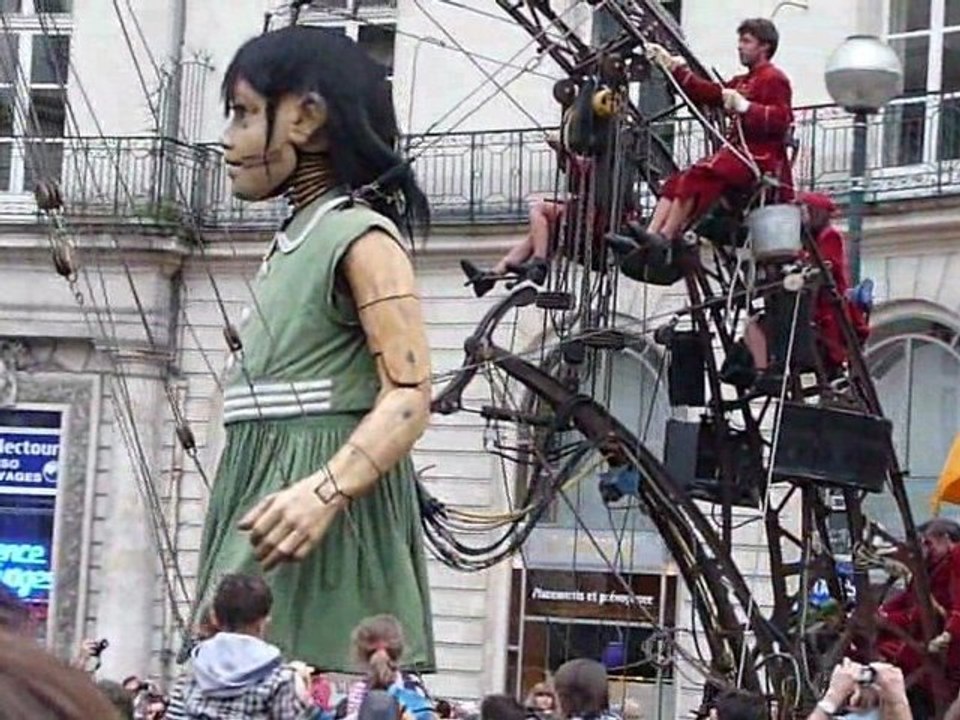 Royal de Luxe - La petite géante fait le tour de la place