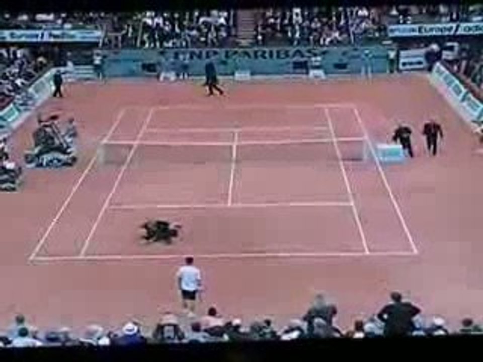 Roger Federer attacked by fan (nice tackle)