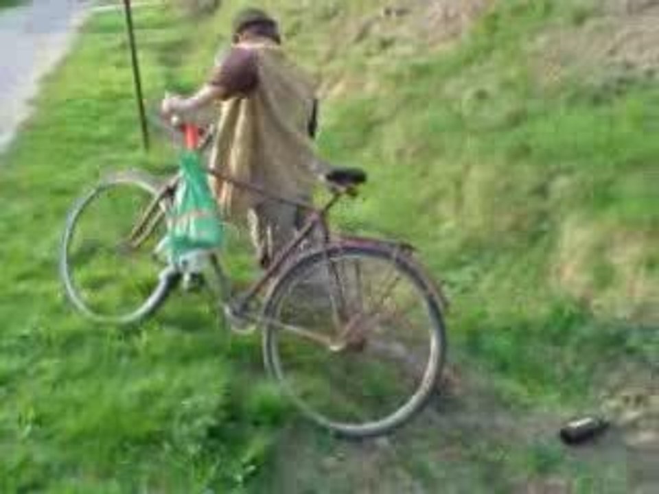un mec bourrer en velo