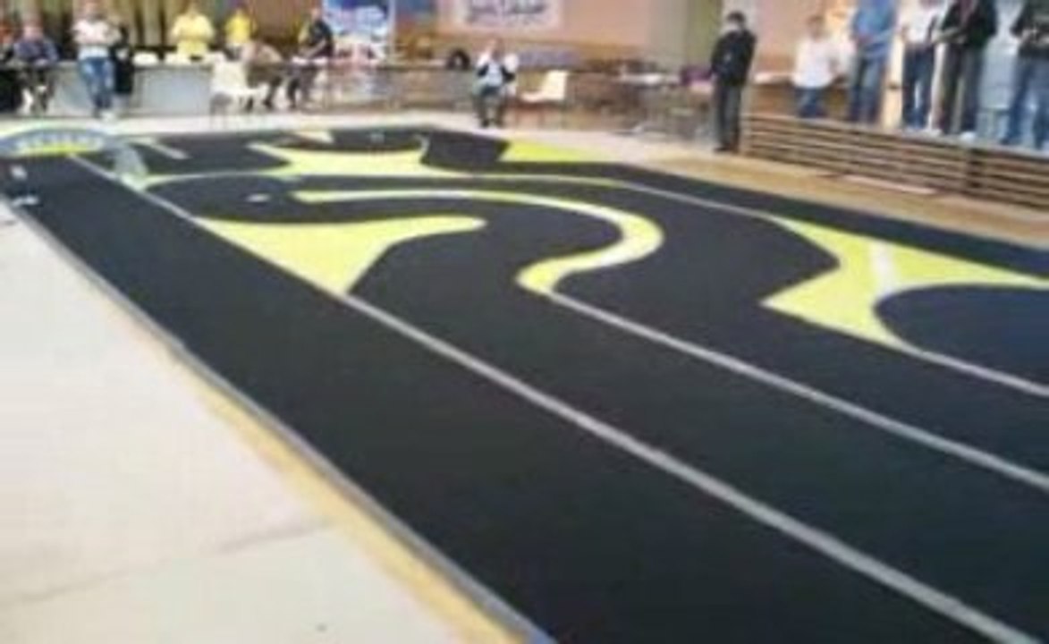 Voiture de rc-pbm en train de rouler