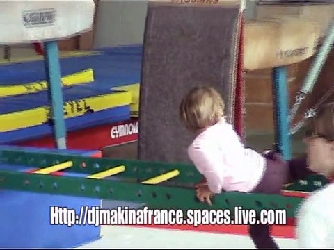 Leane fait de la gym avec ses camarades de la créche