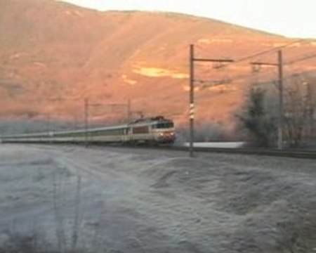 BB 22200 avec gerbes d'étincelles sur le Rhône-Océan