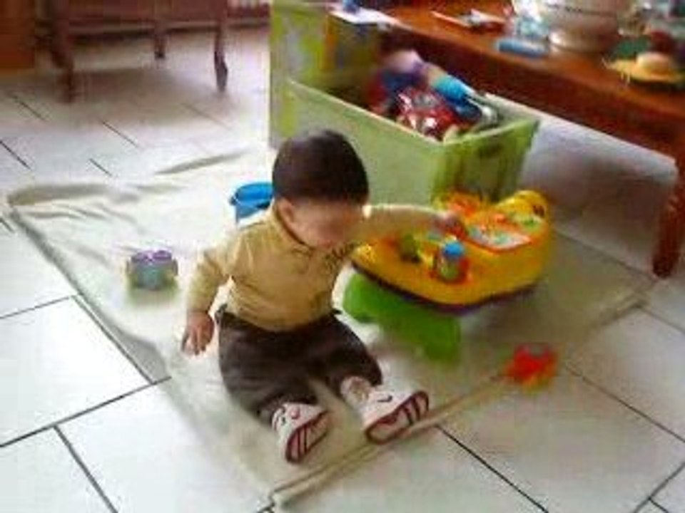 clement sur son tapis de jeux