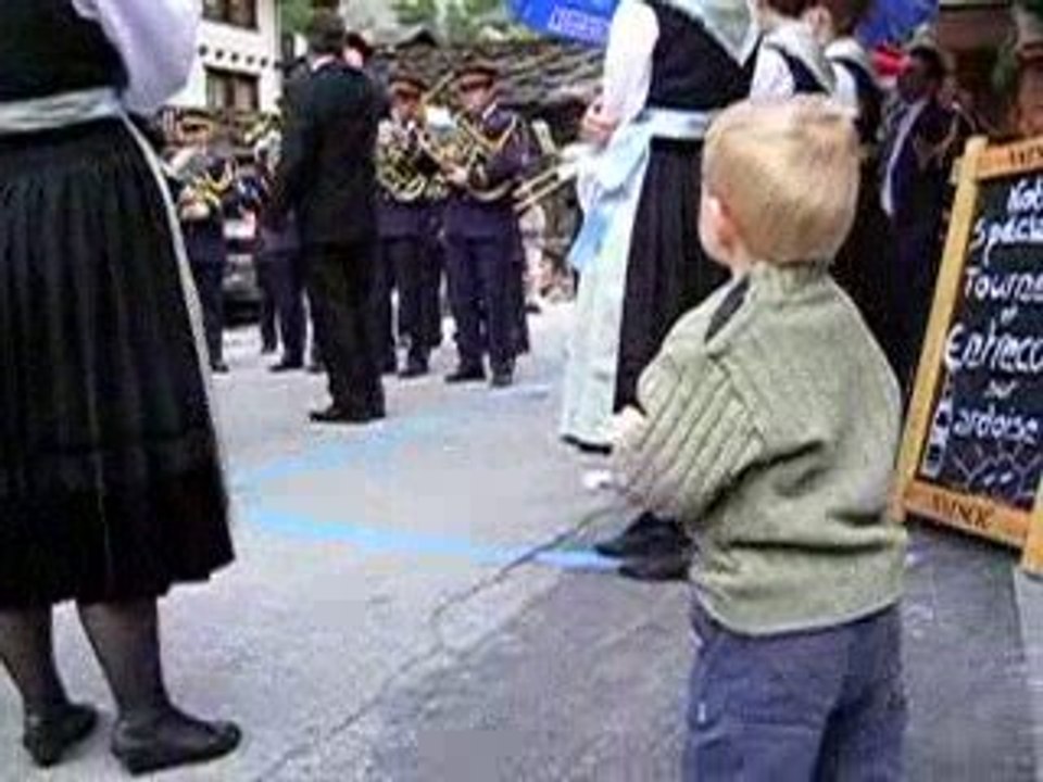 31/05/09-Martin danse au son de la fanfare