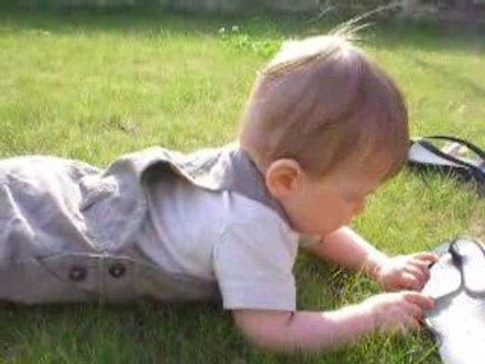 noah fait du4 pattes !!!!