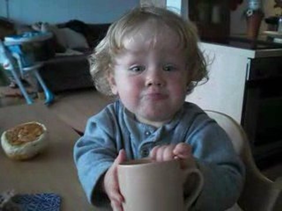 11.06.09 Mika beim Frühstück