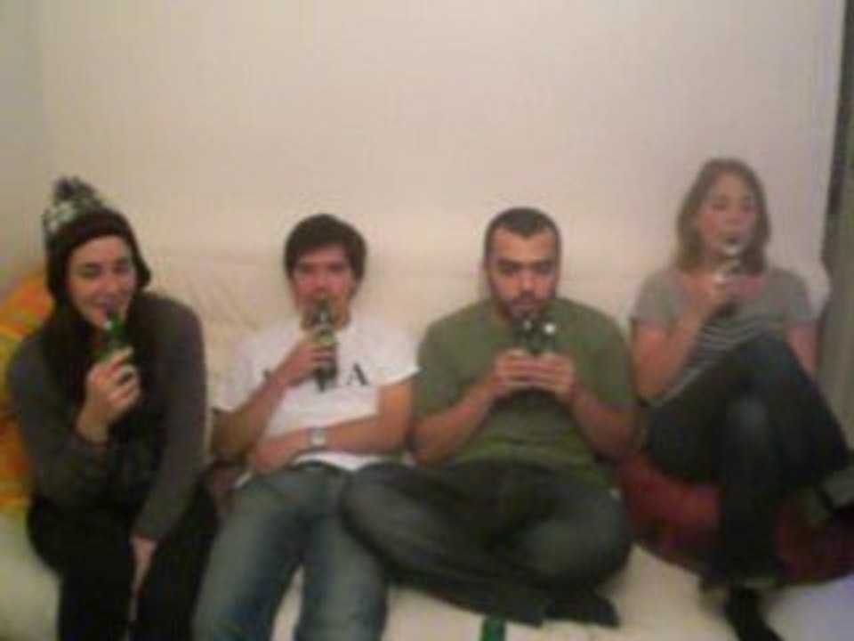 Nescafé avec bouteilles de biere