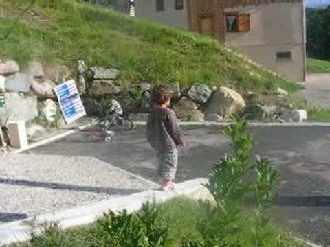 Milan fait du vélo sans roulettes