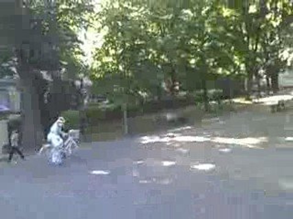 une fille originale sur son vélo