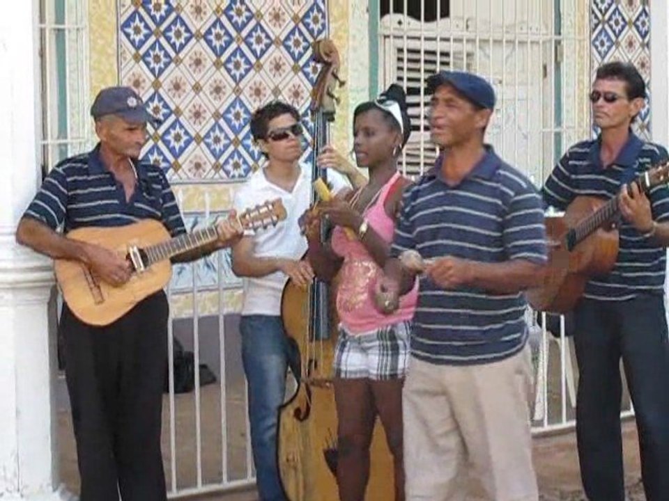27 Cuba Trinidad Musiciens rue 3