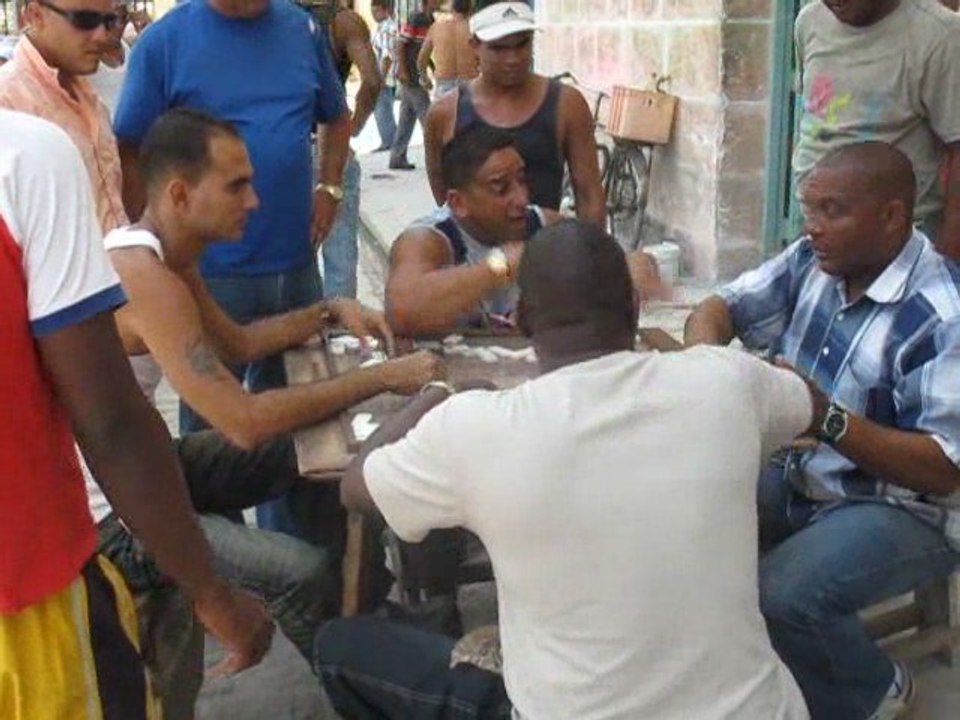 16 Cuba La Havane Joueurs de dominos s'engueulant