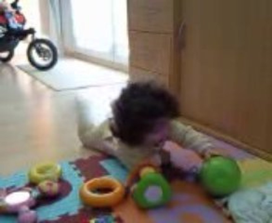 Elisa joue ...2
