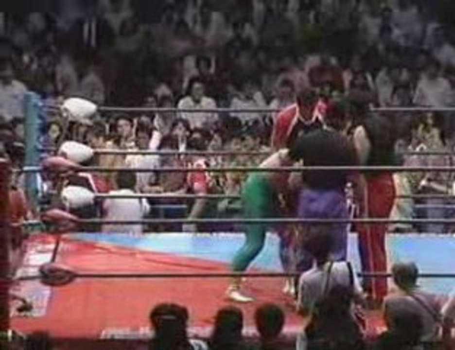 Mitsuharu Misawa pins Jumbo Tsuruta in a huge upset
