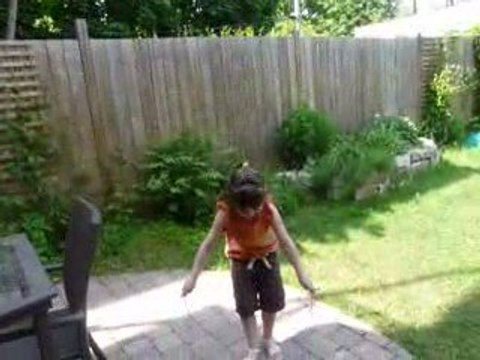 Maëlys fait de la corde à sauter