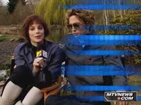 Некоторые актёры в перерывах между съёмками дают интервью