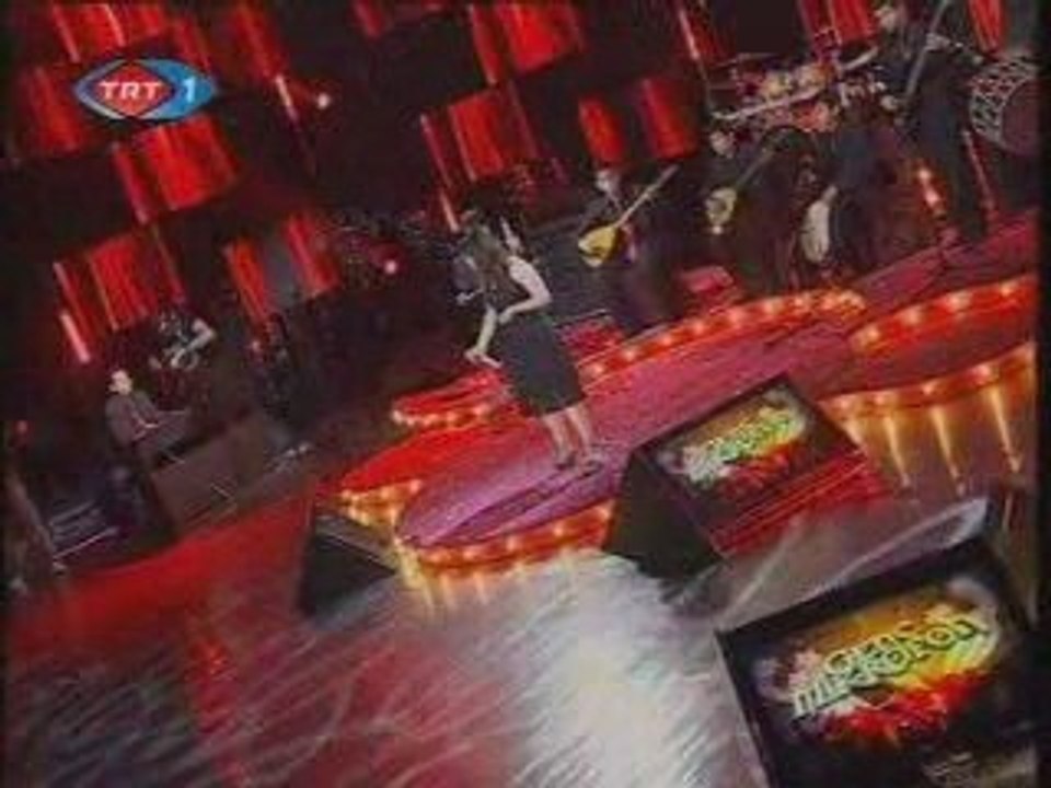 Genç Mikrofon Yarışmacısı  Melek Berna İpek' e başarılar