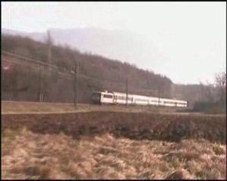 La BB 25656 sur un corail TER Chambéry - Lyon à Artemare