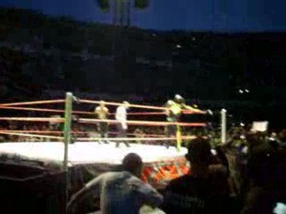 wwe raw nimes entrer de kofi kingston