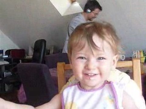 933 - Lilith mange toute seule (et papa rentre du boulot)