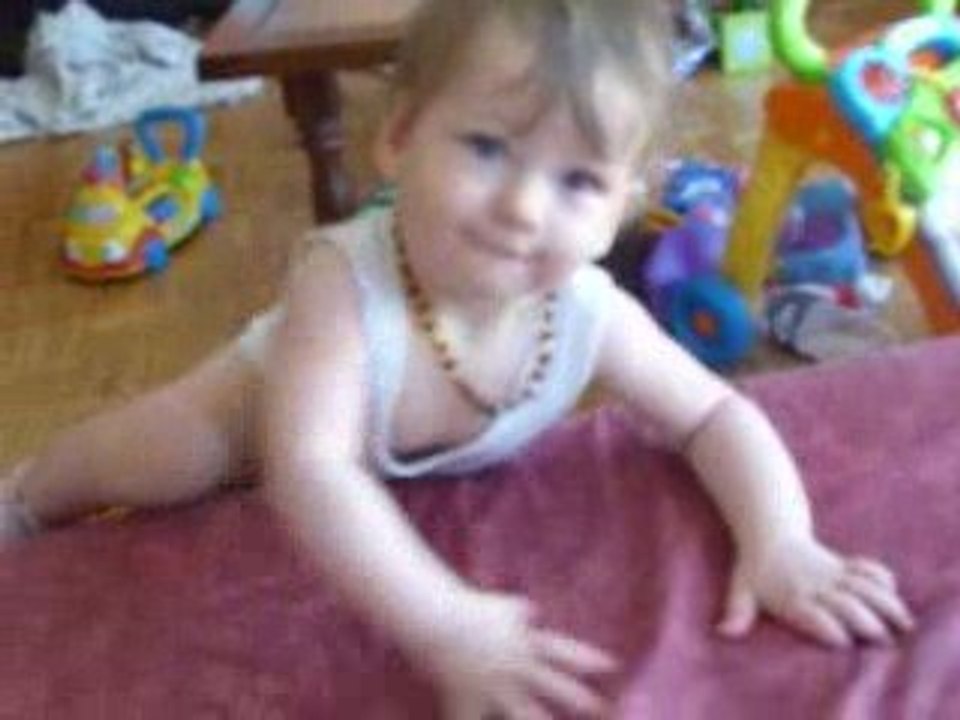 931 - Lilith monte toute seule sur le canapé