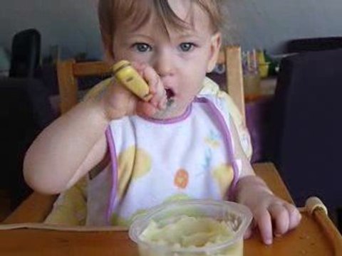 932 - Lilith mange toute seule