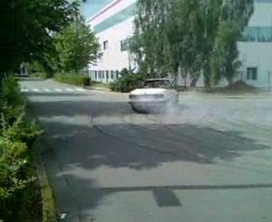 Burn & drift bmw  cab 2.5l eclatage de pneus