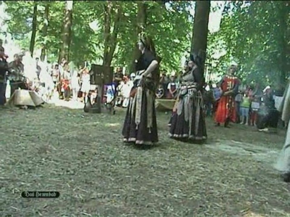 Tribal Stamm Nucum Satia tanzt auf der Hexenbadbühne