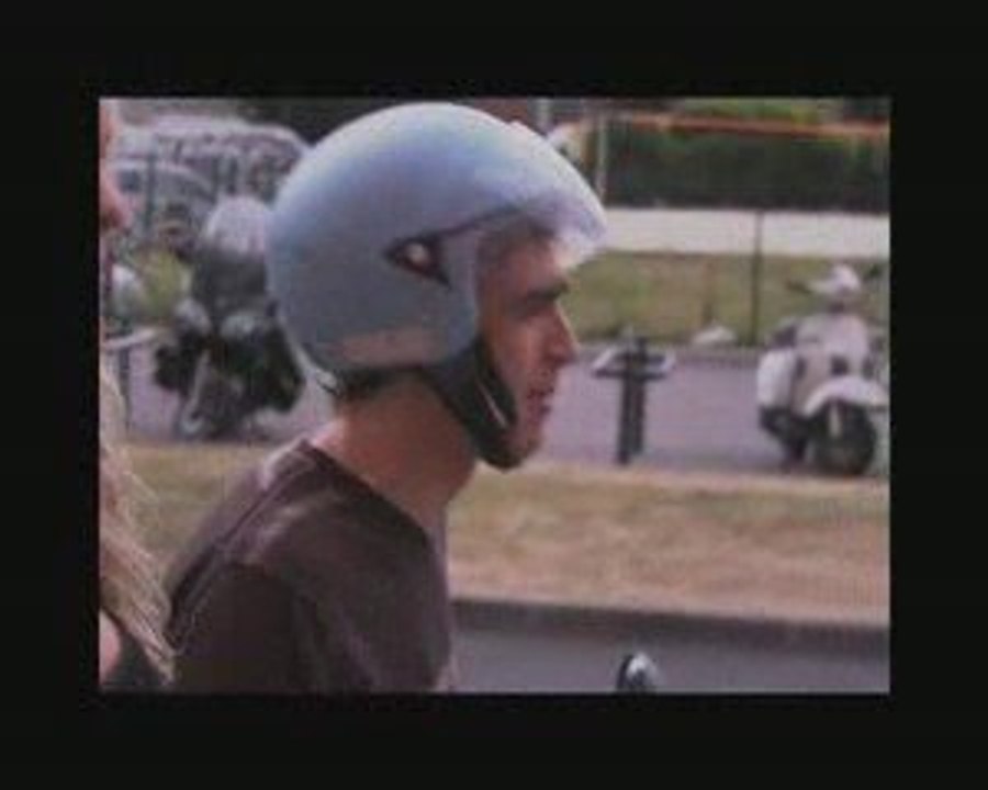 Quand une blonde se fait draguer par un type en scooter